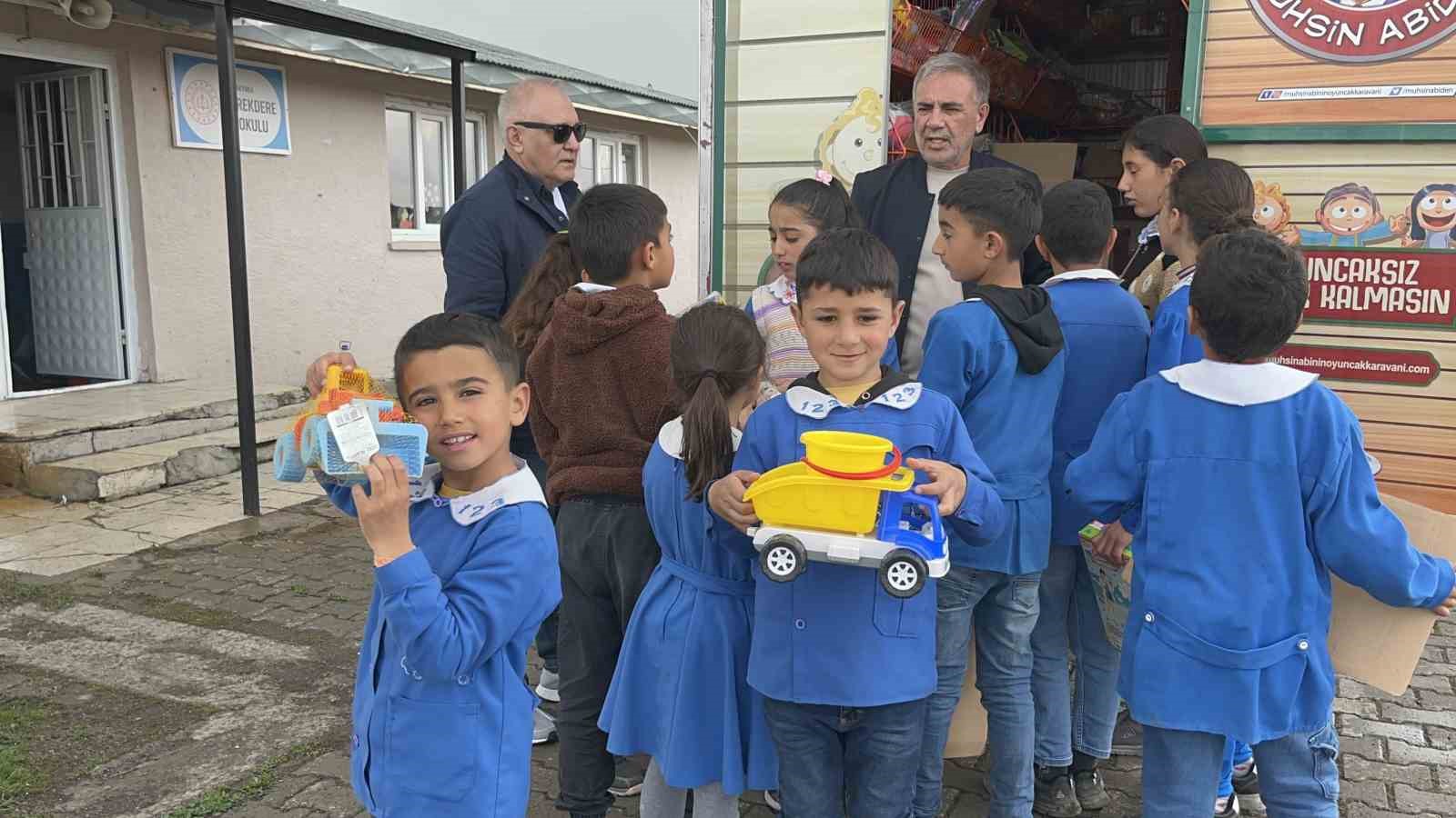oyuncak karavani karsta minik yurekleri isitti 6