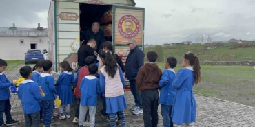oyuncak-karavani-karsta-minik-yurekleri-isitti-Fhn4Ofpb.jpg