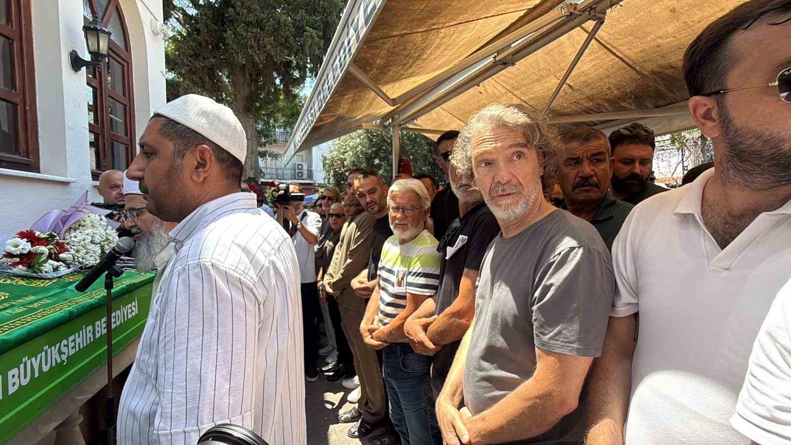 oyuncu irtemi kusadasinda sevenleri son yolculuguna ugurladi 2 4EmkXpEh