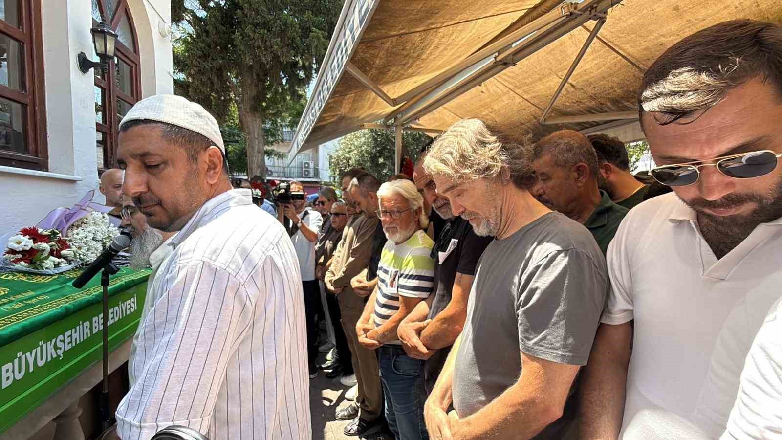 oyuncu irtemi kusadasinda sevenleri son yolculuguna ugurladi 3 Pa5bjtgd