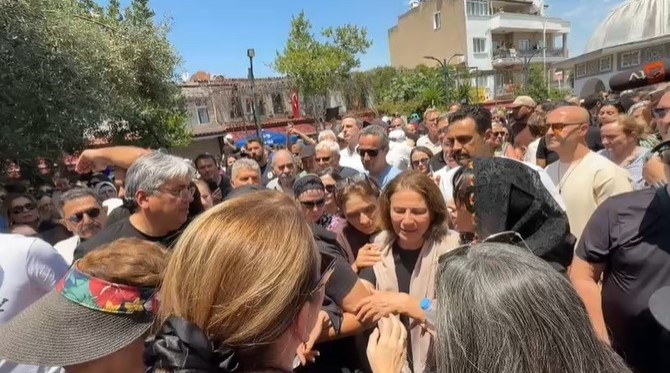oyuncu irtemi kusadasinda sevenleri son yolculuguna ugurladi 4