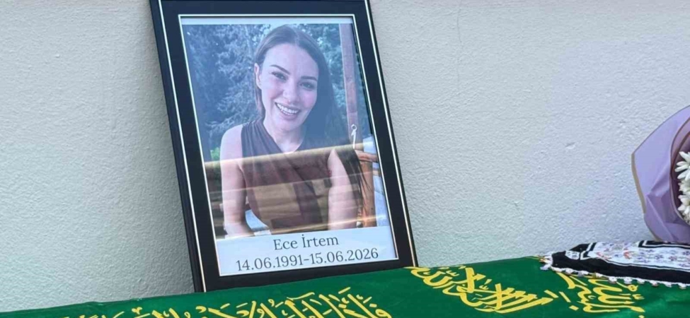 oyuncu-irtemi-kusadasinda-sevenleri-son-yolculuguna-ugurladi-cVKFBGNm.jpg