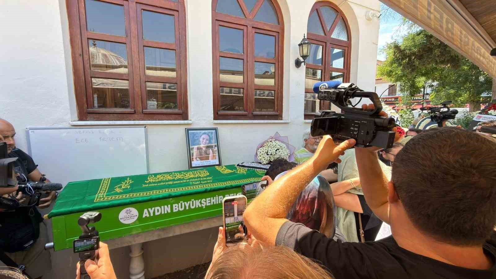 oyuncu irtemin cenazesi camiye getirildi 3 lQMLdtPc