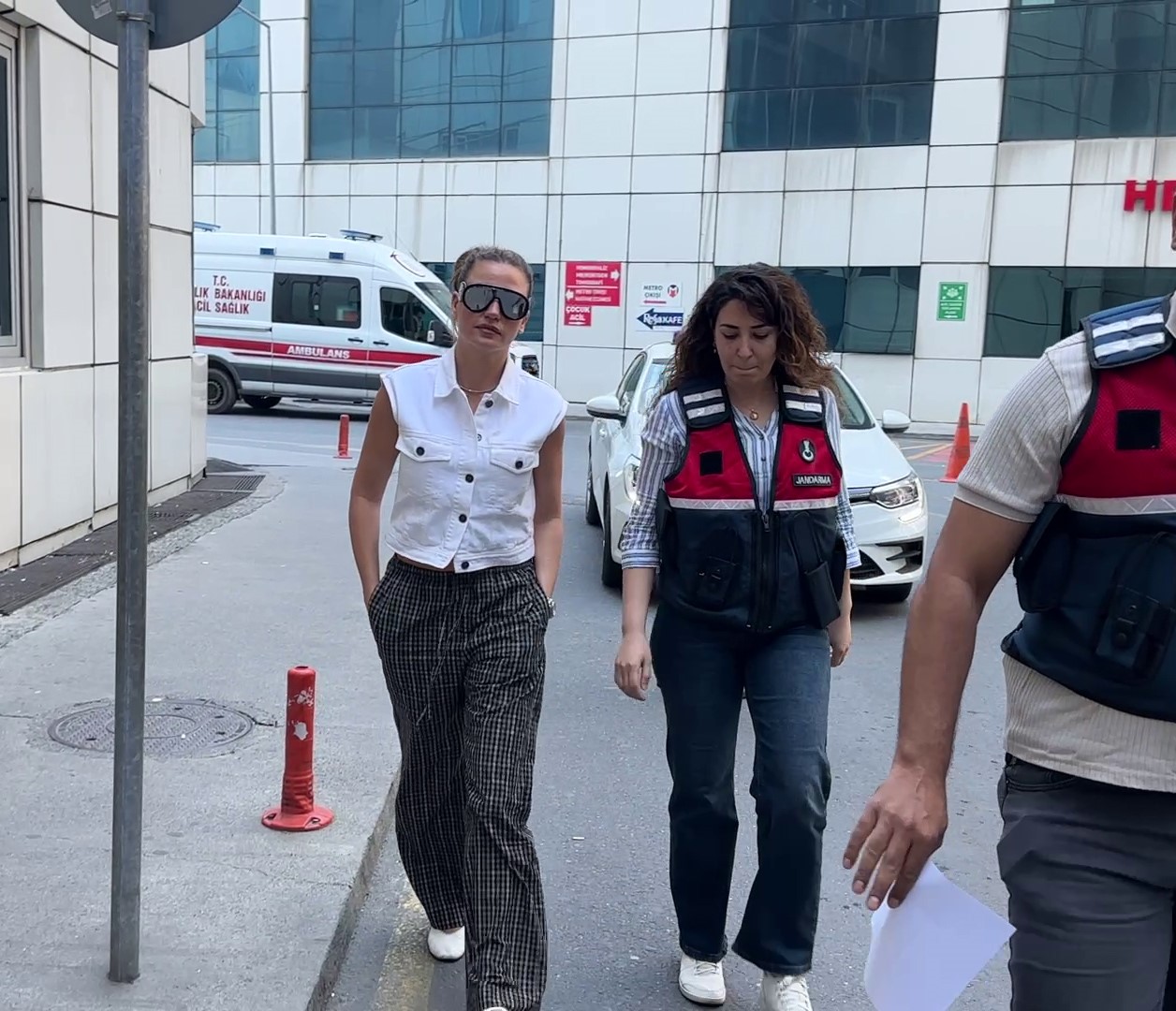 oyuncu serenay sarikaya saglik kontrolunden gecirildi 0 HMAsbmpR