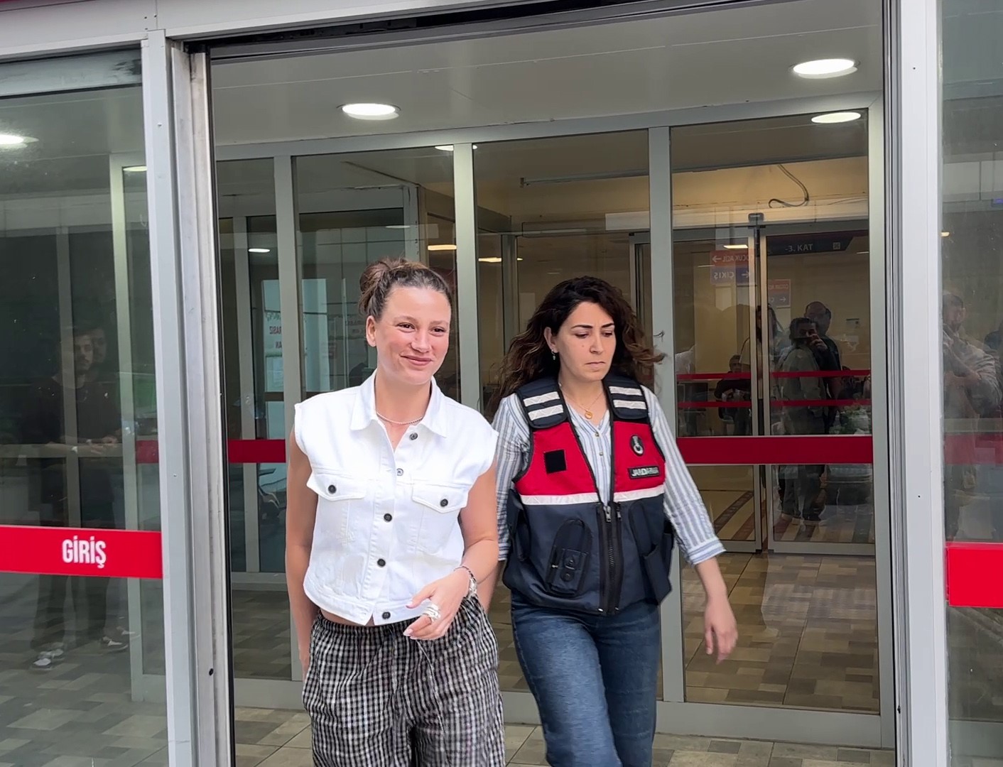 oyuncu serenay sarikaya saglik kontrolunden gecirildi 1 szmPgWhM