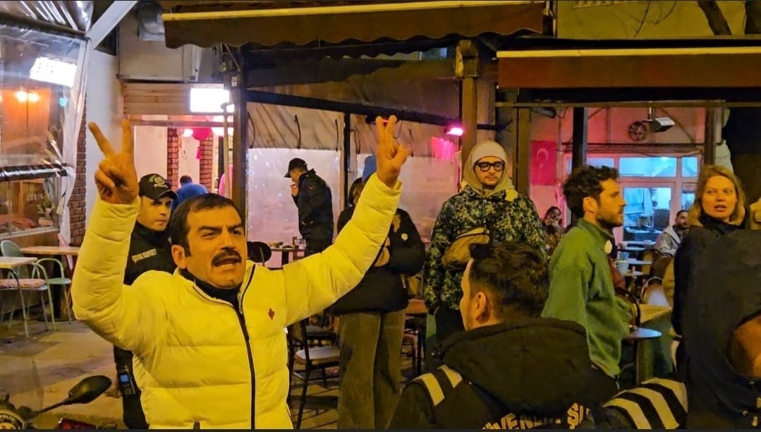 oyuncu ufuk bayraktar ile yuruyuse katilan kadinlar arasinda gerginlik 3 pTOD1rZG