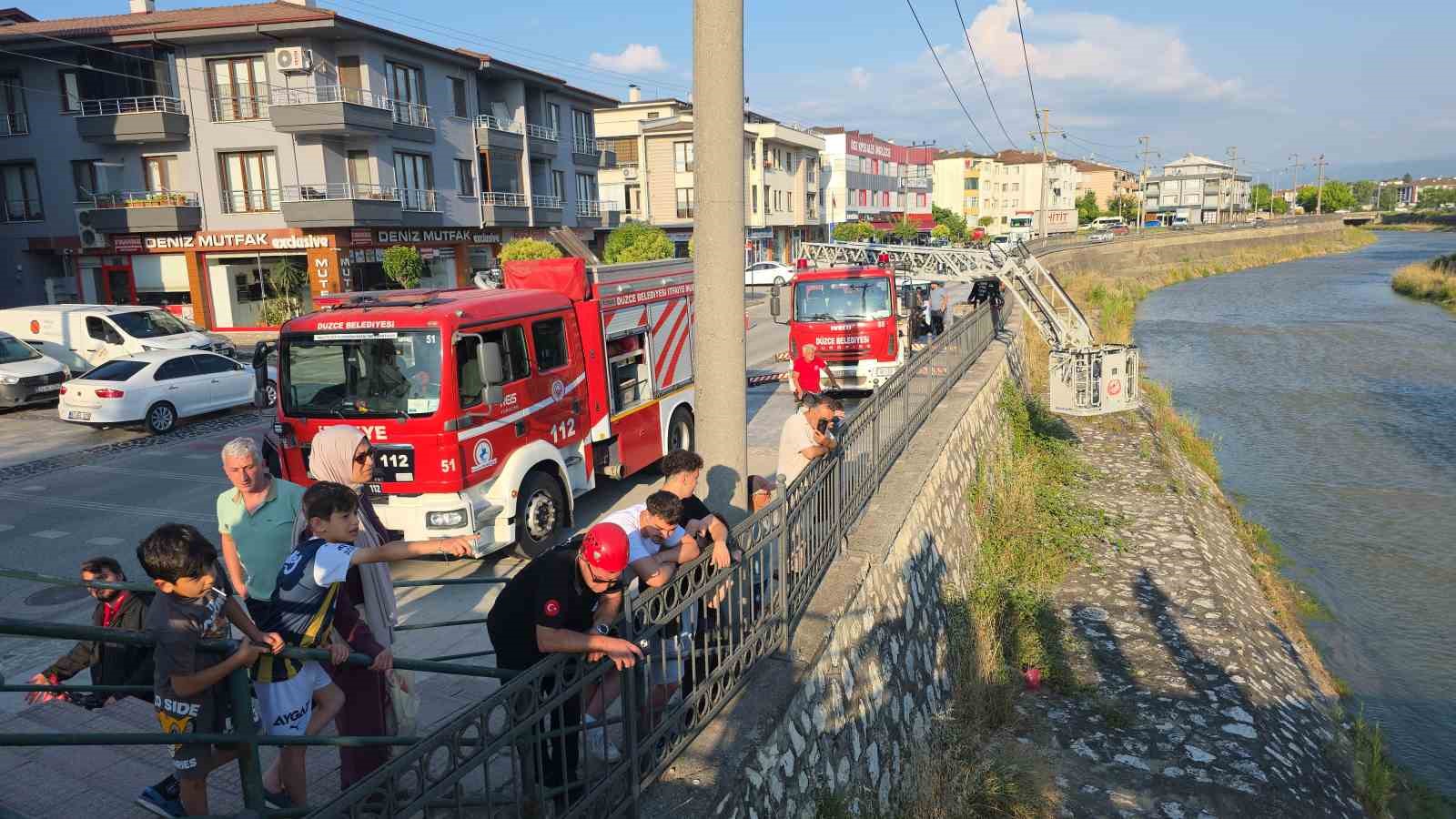 oz cekim yaparken kopruden dusen genc kiz yaralandi 1 jMcvkaQf