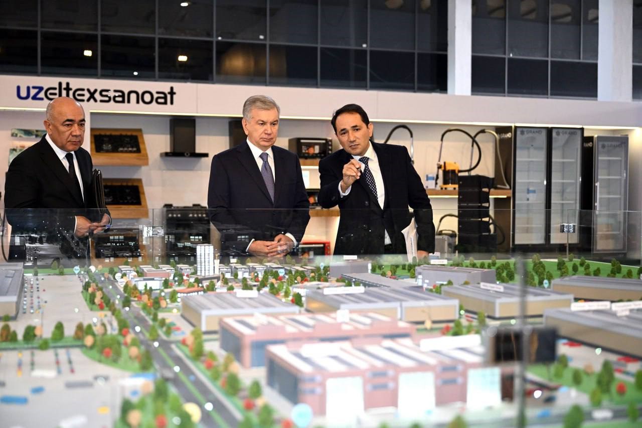ozbekistan cumhurbaskani mirziyoyev teknopark sirketlerinin faaliyetlerini inceledi 2 Bte4egFZ