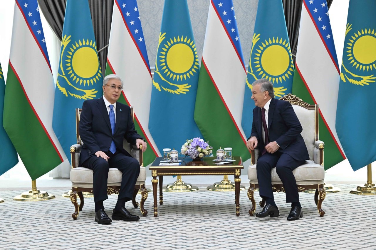ozbekistandan kazakistan cumhurbaskani tokayeve yuksek dereceli dostluk nisani 0 aPMtUI41