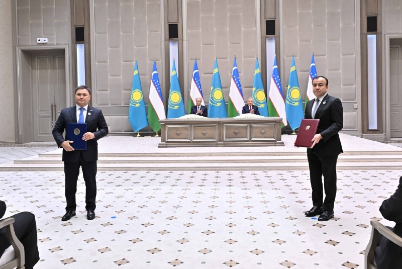ozbekistandan kazakistan cumhurbaskani tokayeve yuksek dereceli dostluk nisani 10