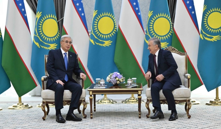 ozbekistandan-kazakistan-cumhurbaskani-tokayeve-yuksek-dereceli-dostluk-nisani-8lAwpkgs.jpg
