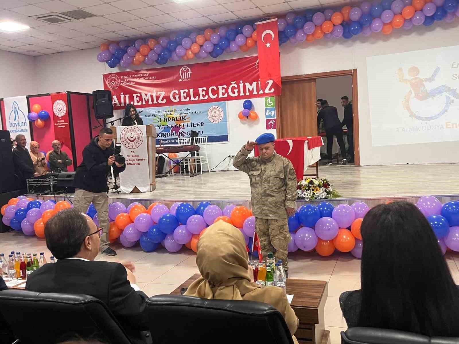ozel bireyler askeri kamuflaj giyerek yemin torenine katildi 4 Kh216Svr