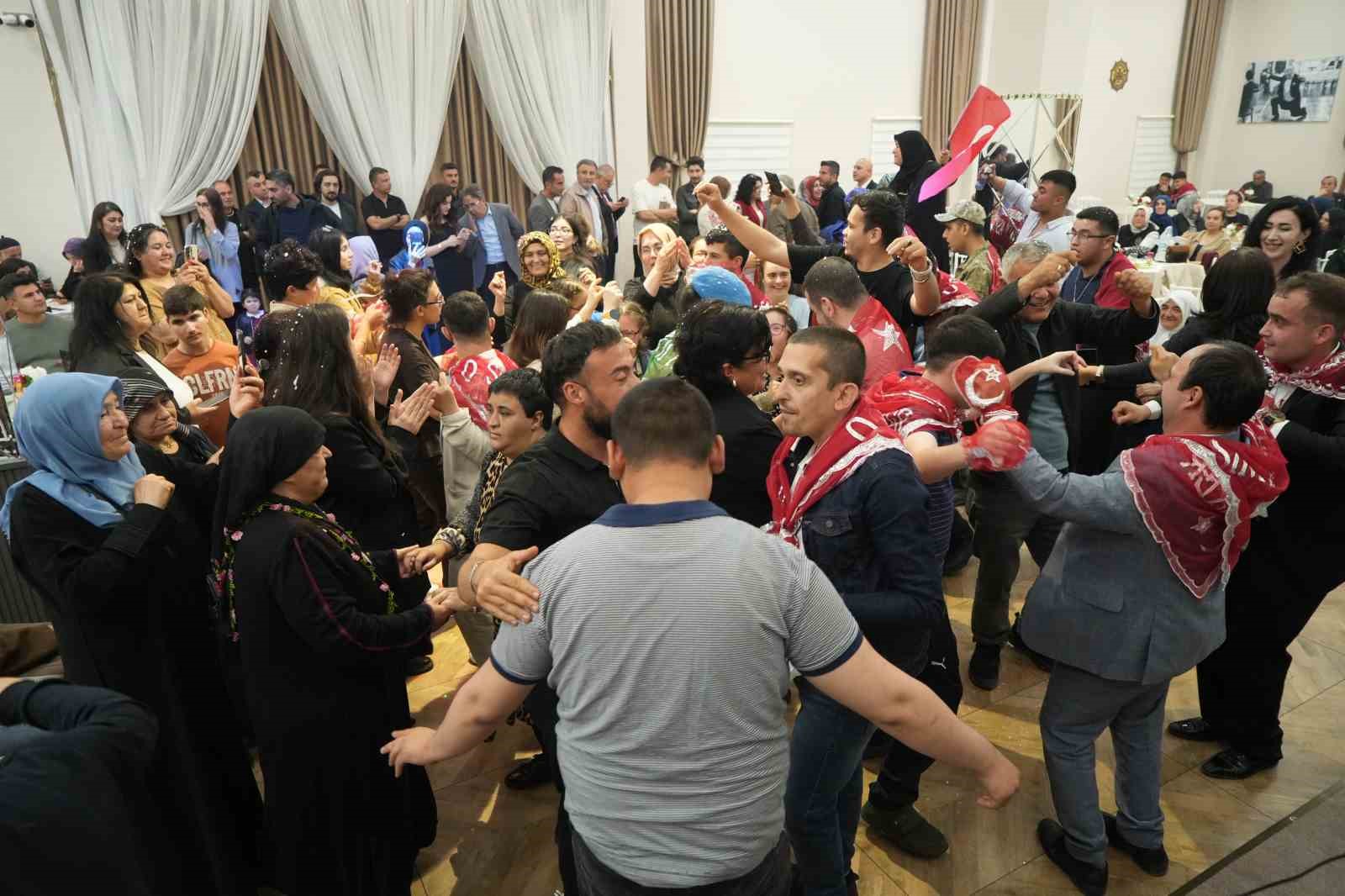 Özel bireyler askerlik kına gecesinde hem duygulandı hem eğlendi 11 ozel bireyler askerlik kina gecesinde hem duygulandi hem eglendi 7 DIigZEWL