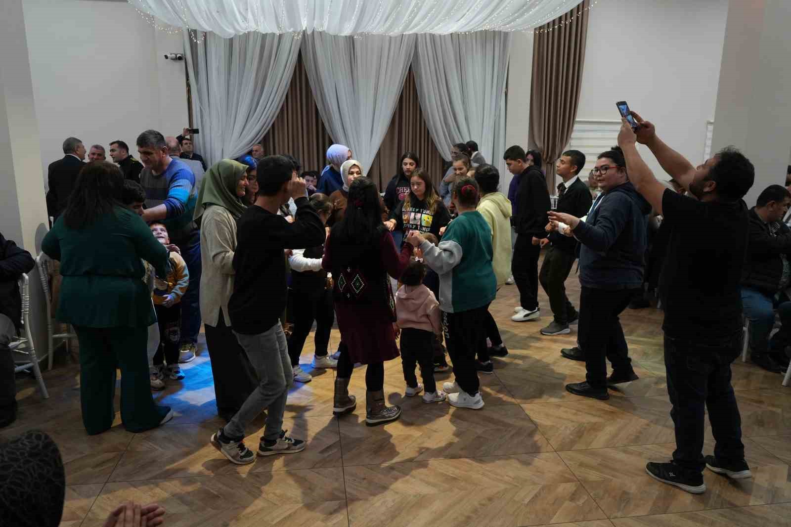 ozel bireyler muzik dolu gecede doyasiya eglendi 2 8PrX1XFp