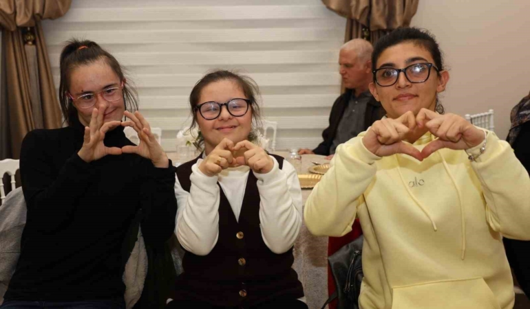 ozel-bireyler-muzik-dolu-gecede-doyasiya-eglendi-mCA5JDhn.jpg