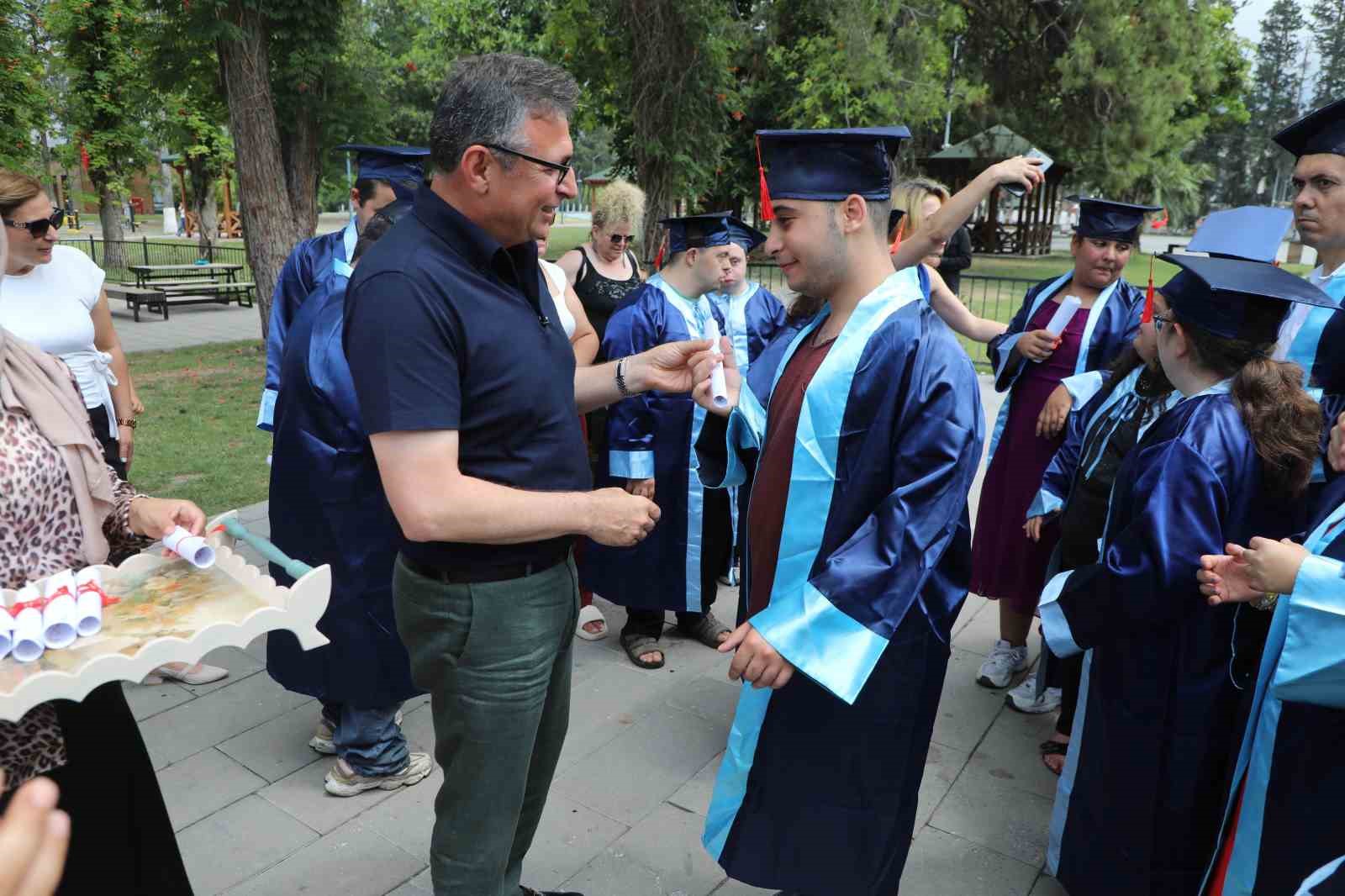 ozel bireylerin mezuniyet kutlamasi yurekleri isitti 3 LhRMucJY