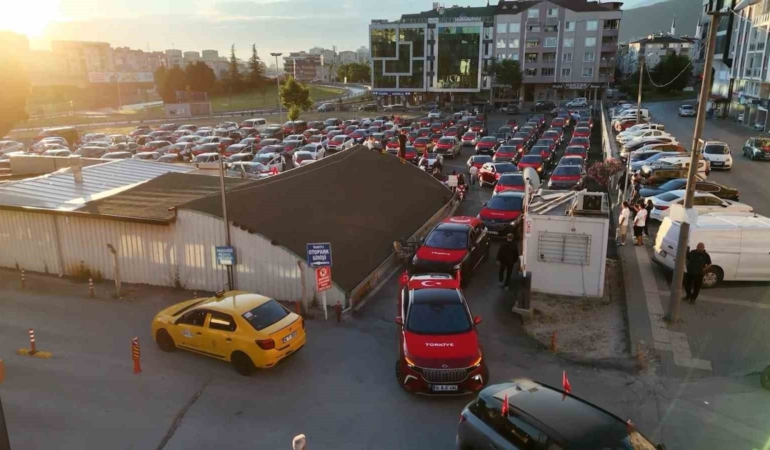 ozel-bursada-a-milli-takim-coskusu-sokaklara-tasti-250-araclik-konvoy-kenti-turladi-wliFTh7Q.jpg