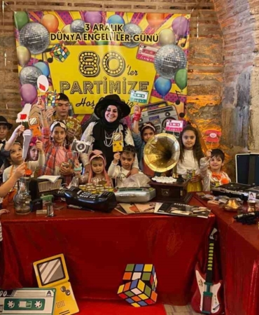 ozel-cocuk-annesi-ogretmenden-ozel-ogrencilerine-buyuk-jest-nGXprLDO.jpg