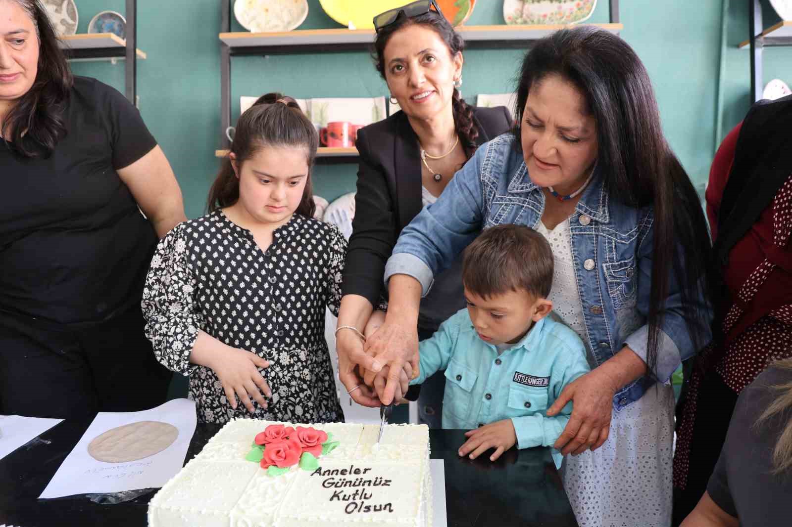 Özel çocuklar, anneleriyle birlikte çamuru sanata dönüştü 4 ozel cocuklar anneleriyle birlikte camuru sanata donustu 0 wC4q46UV