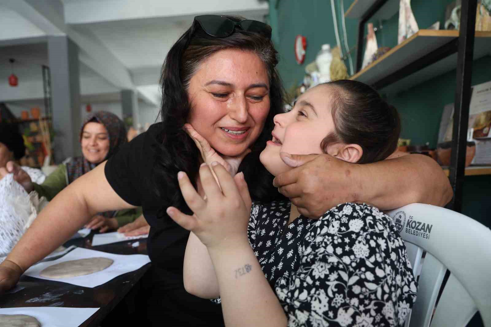 Özel çocuklar, anneleriyle birlikte çamuru sanata dönüştü 5 ozel cocuklar anneleriyle birlikte camuru sanata donustu 1 eD6AVU1w