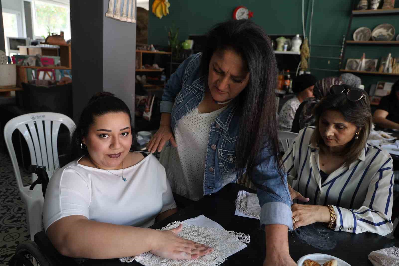 Özel çocuklar, anneleriyle birlikte çamuru sanata dönüştü 6 ozel cocuklar anneleriyle birlikte camuru sanata donustu 2 VF6FRZdm