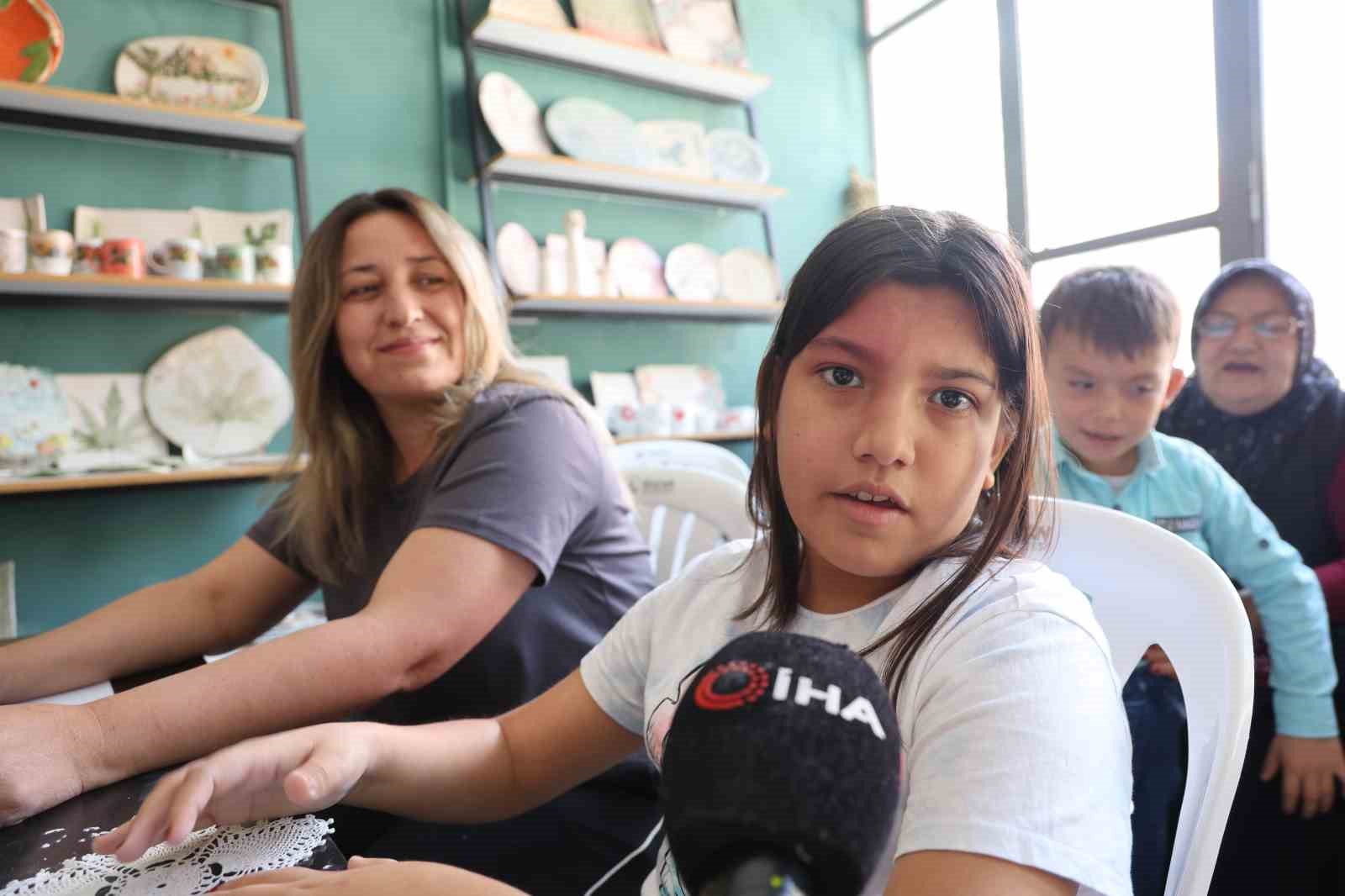Özel çocuklar, anneleriyle birlikte çamuru sanata dönüştü 7 ozel cocuklar anneleriyle birlikte camuru sanata donustu 3 4PgzLaj3