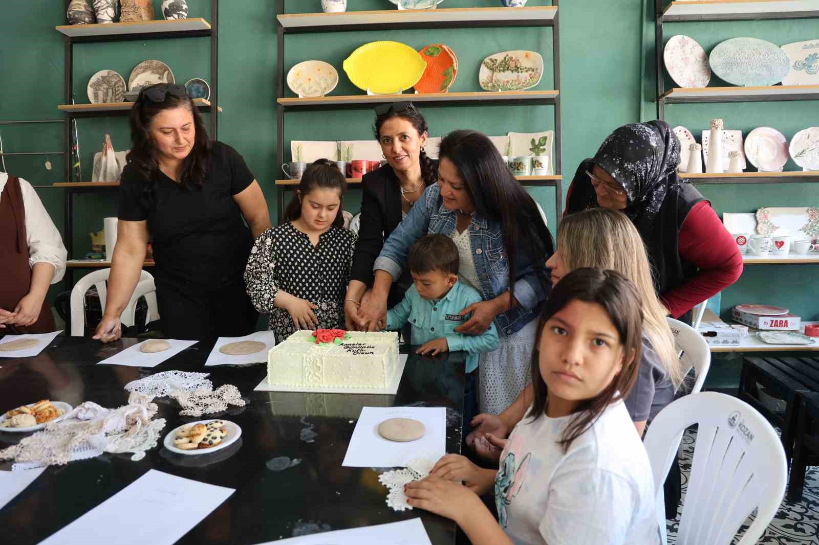 Özel çocuklar, anneleriyle birlikte çamuru sanata dönüştü 8 ozel cocuklar anneleriyle birlikte camuru sanata donustu 4