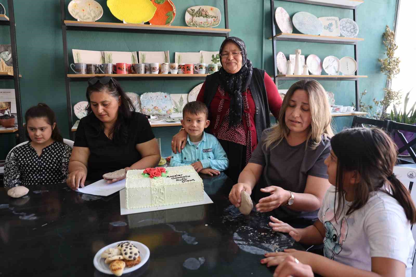 Özel çocuklar, anneleriyle birlikte çamuru sanata dönüştü 9 ozel cocuklar anneleriyle birlikte camuru sanata donustu 5 aq63efTr