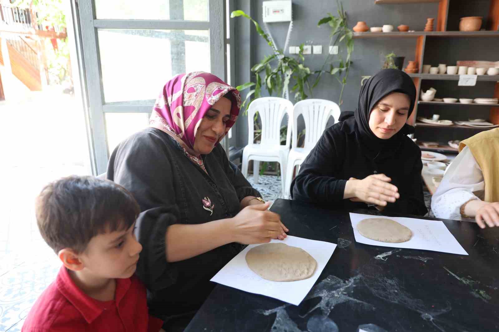 Özel çocuklar, anneleriyle birlikte çamuru sanata dönüştü 10 ozel cocuklar anneleriyle birlikte camuru sanata donustu 6 prjzbJXG