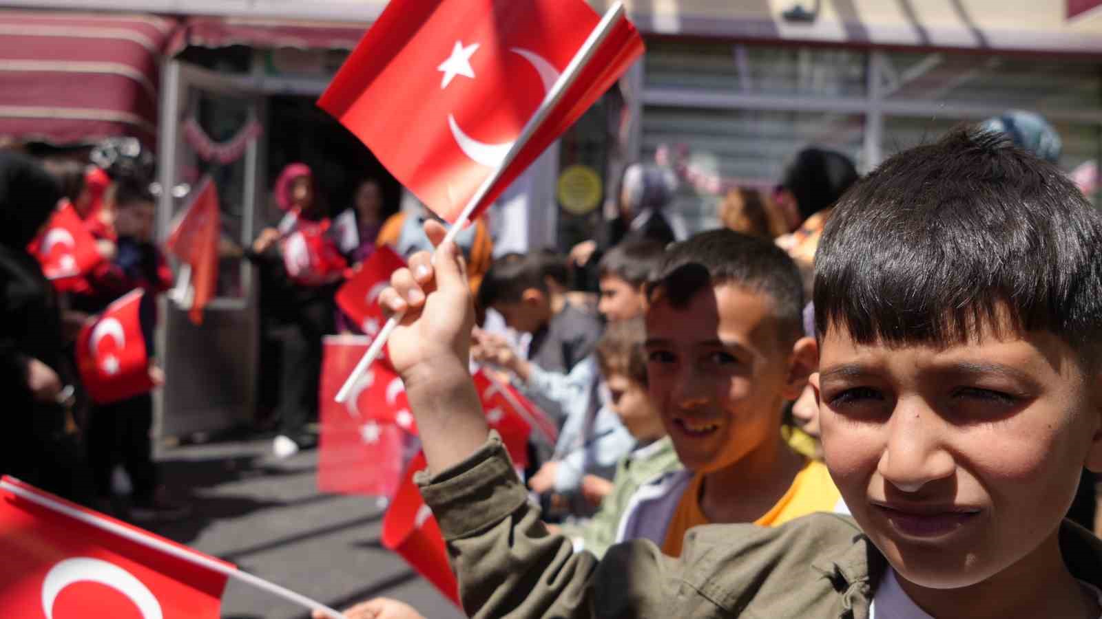 ozel cocuklar tosbaga arabalarla konvoy yapti 3 CnrCs69D