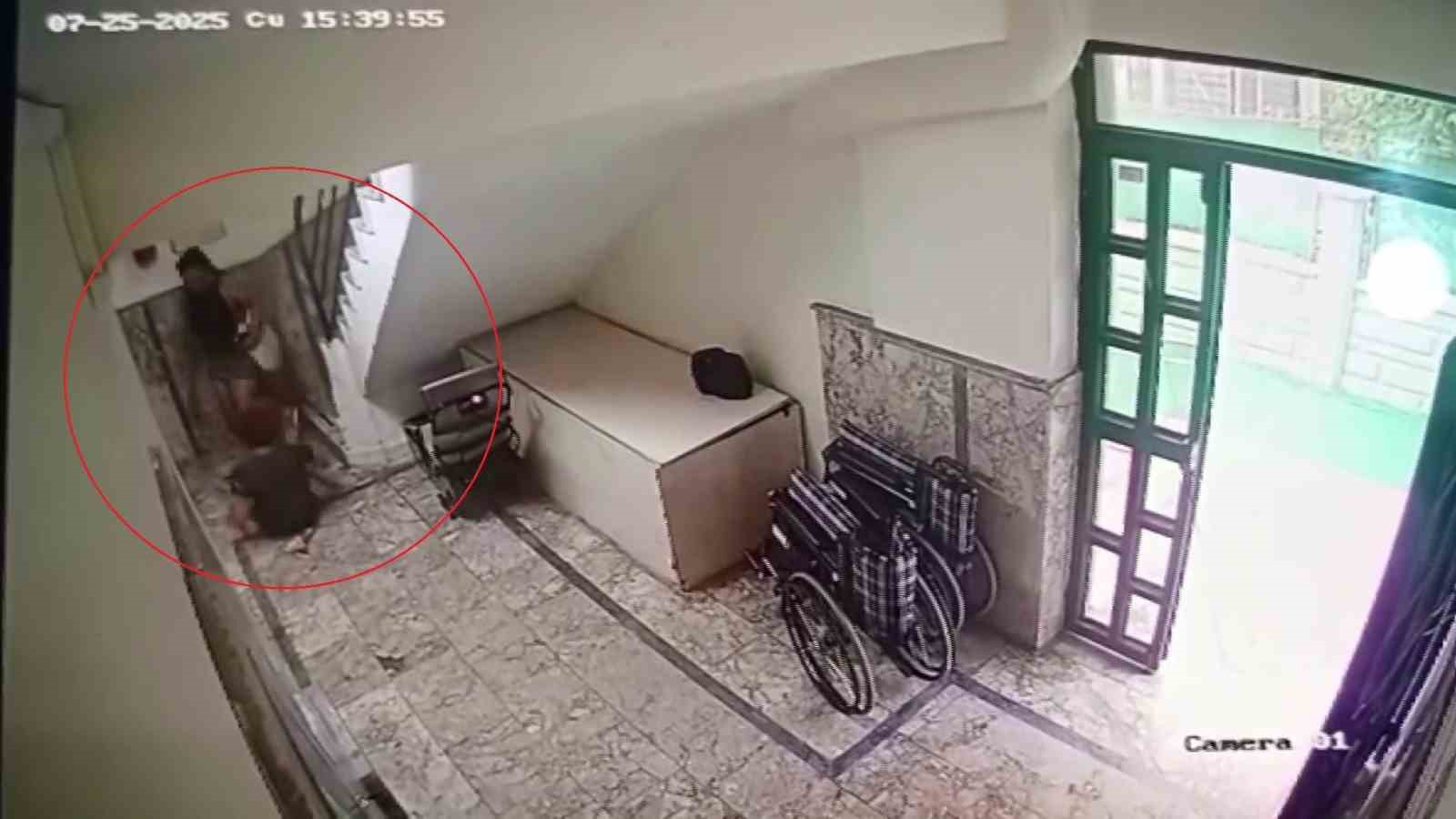 Özel eğitim merkezinin düşmedi dediği otizmli gencin düştüğü anın görüntüleri ortaya çıktı 4 ozel egitim merkezinin dusmedi dedigi otizmli gencin dustugu anin goruntuleri ortaya cikti 0 WKndCISj