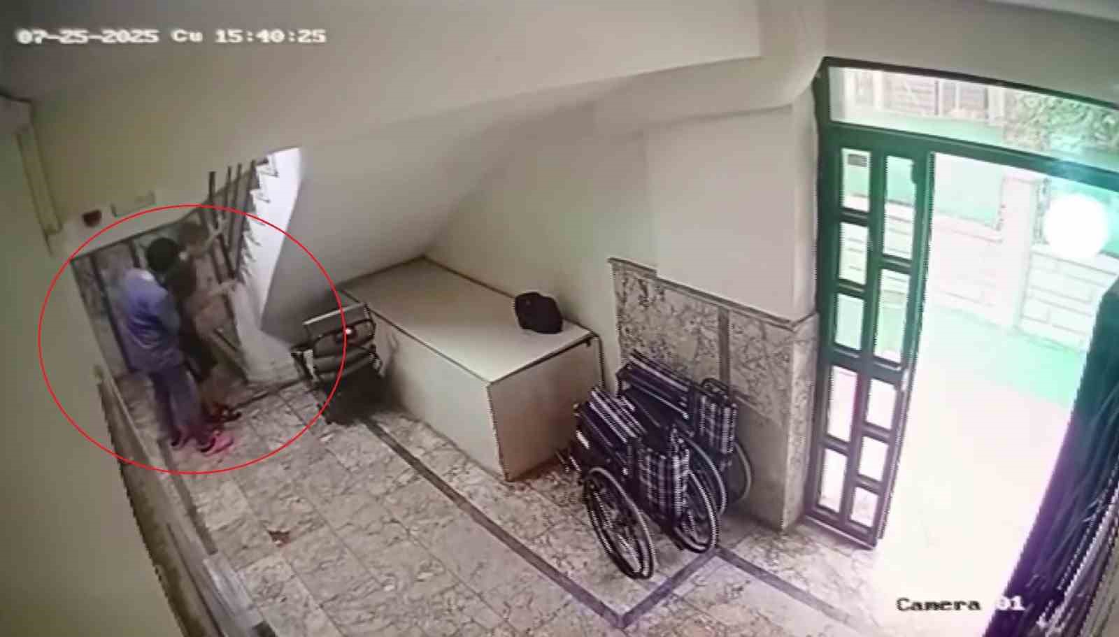 Özel eğitim merkezinin düşmedi dediği otizmli gencin düştüğü anın görüntüleri ortaya çıktı 5 ozel egitim merkezinin dusmedi dedigi otizmli gencin dustugu anin goruntuleri ortaya cikti 1 RakvC5St