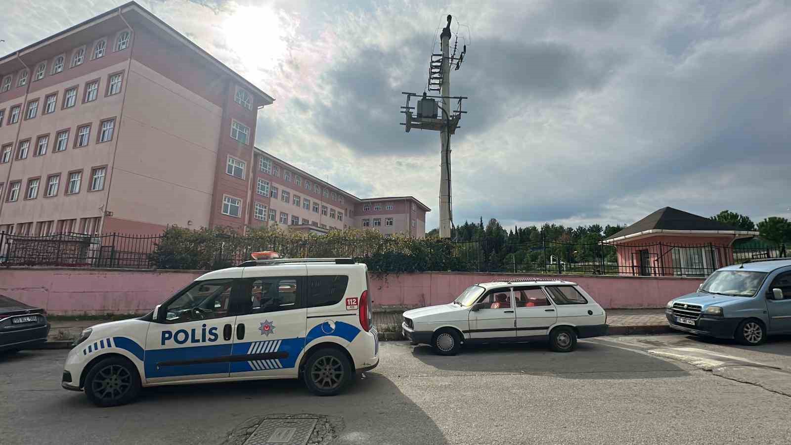 ozel egitim ogrencisi okulda arkadasini makasla yaraladi 0 pnZXubZd