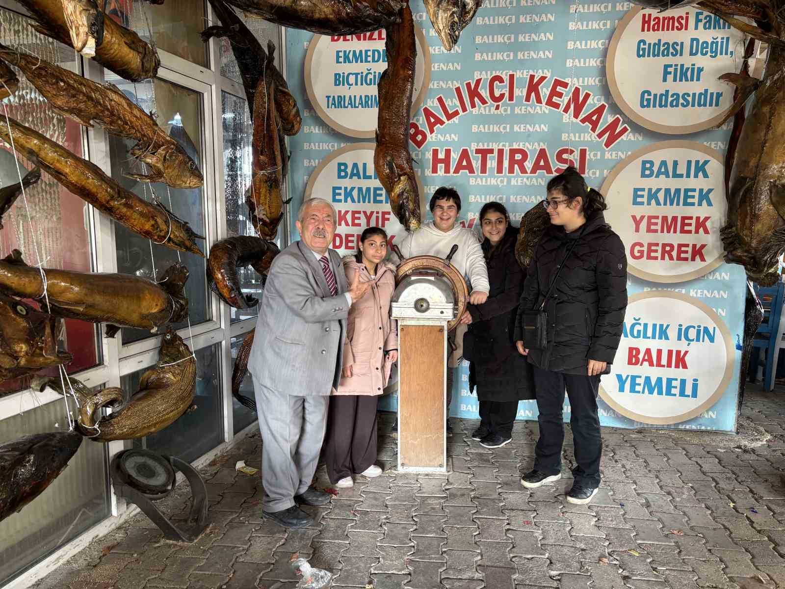 ozel gereksinimli bireyler turkiye deniz canlilari muzesini ziyaret etti 1 XaA6d2Ja