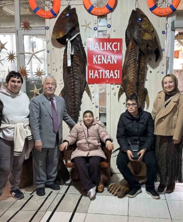 ozel-gereksinimli-bireyler-turkiye-deniz-canlilari-muzesini-ziyaret-etti-LEkJWxZC.jpg