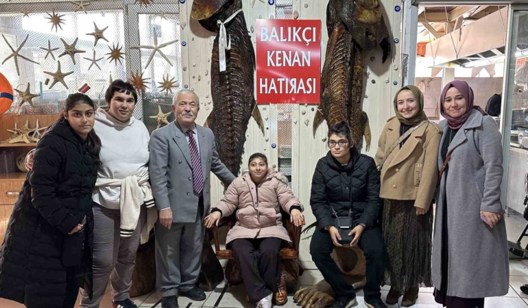 ozel-gereksinimli-bireyler-turkiye-deniz-canlilari-muzesini-ziyaret-etti-LEkJWxZC.jpg