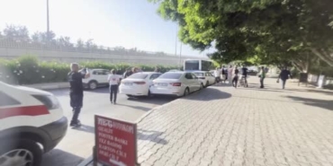 ozel-halk-otobusu-ile-iki-otomobilin-karistigi-kazada-yaralanan-olmadi-Cn7QUBOW.jpg