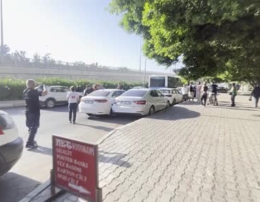 ozel-halk-otobusu-ile-iki-otomobilin-karistigi-kazada-yaralanan-olmadi-Cn7QUBOW.jpg