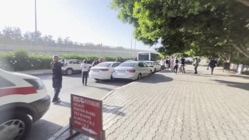 ozel-halk-otobusu-ile-iki-otomobilin-karistigi-kazada-yaralanan-olmadi-Cn7QUBOW.jpg
