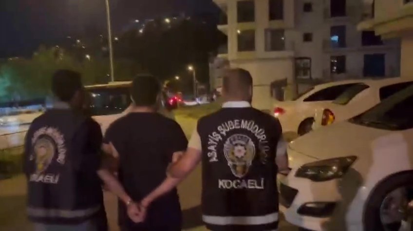 ozel harekat destekli operasyonda firarinin evine kocbasiyla girildi 4 HCHU1qJ7