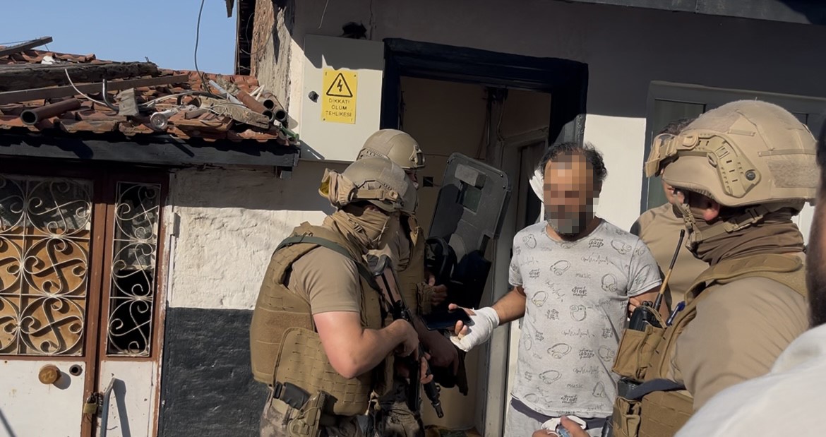 Özel harekat evi ablukaya aldı, yakalanınca "çalsaydınız açardım" dedi 4 ozel harekat evi ablukaya aldi yakalaninca calsaydiniz acardim dedi 0 OhsPhSkv