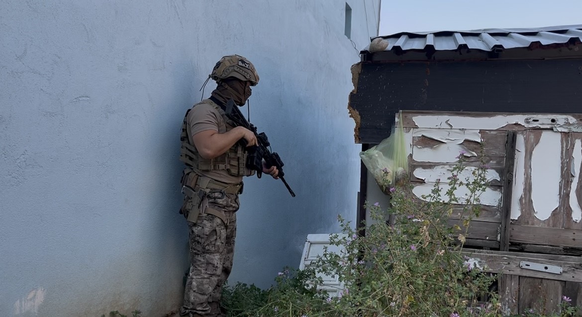 Özel harekat evi ablukaya aldı, yakalanınca "çalsaydınız açardım" dedi 5 ozel harekat evi ablukaya aldi yakalaninca calsaydiniz acardim dedi 1 cUaGuwfw