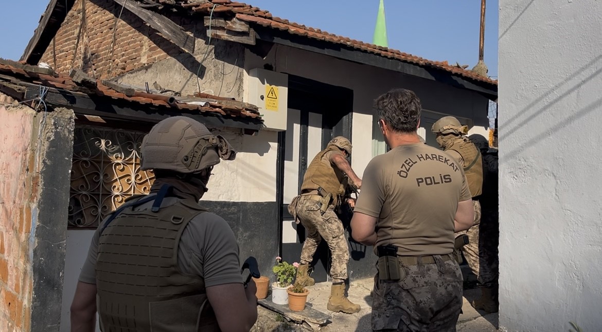 Özel harekat evi ablukaya aldı, yakalanınca "çalsaydınız açardım" dedi 8 ozel harekat evi ablukaya aldi yakalaninca calsaydiniz acardim dedi 4 dp9TwnJ2