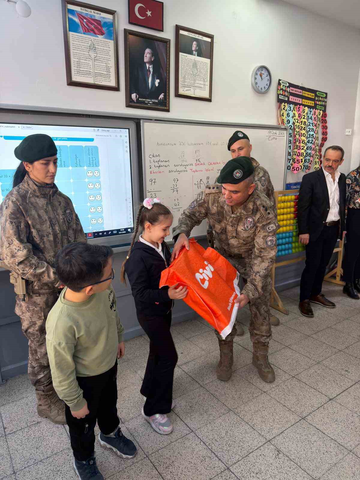 ozel harekat polislerinden sehit kizina dogum gunu surprizi 2 ddMbPEfF