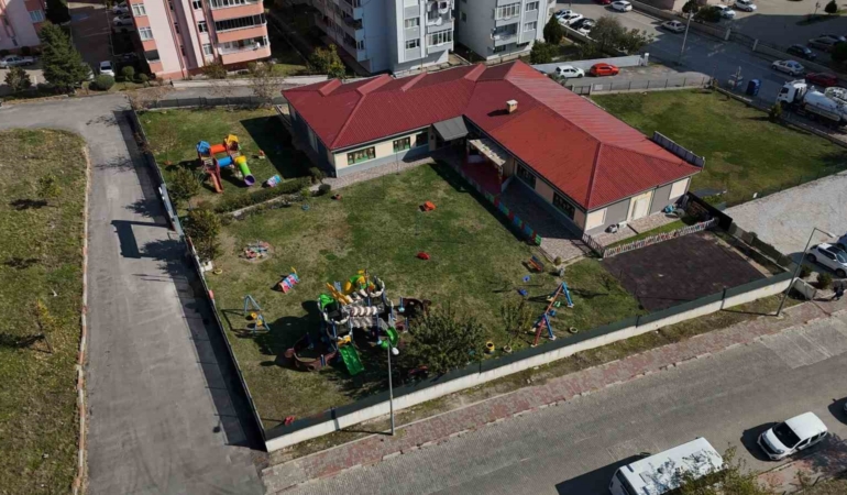 ozel-kresin-ogretmeni-cocuga-felaketi-yasatti-iddiaya-gore-ogretmen-cocugun-kolunu-isirdi-HhJLZhfT.jpg
