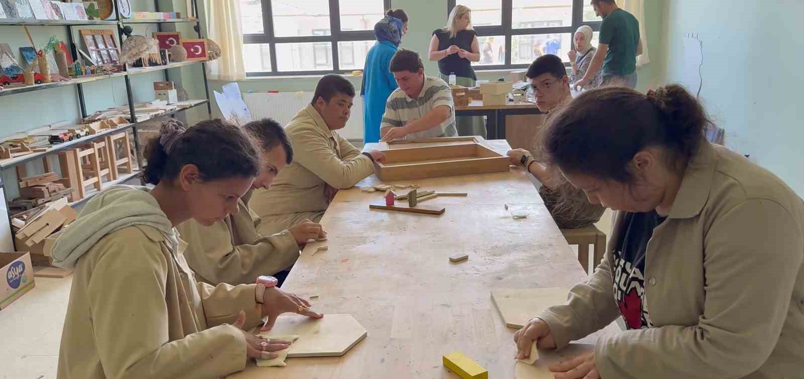 Özel öğrenciler bu atölyede hem zanaat öğreniyor hem gelir elde ediyor 6 ozel ogrenciler bu atolyede hem zanaat ogreniyor hem gelir elde ediyor 2 vgRJUYOM
