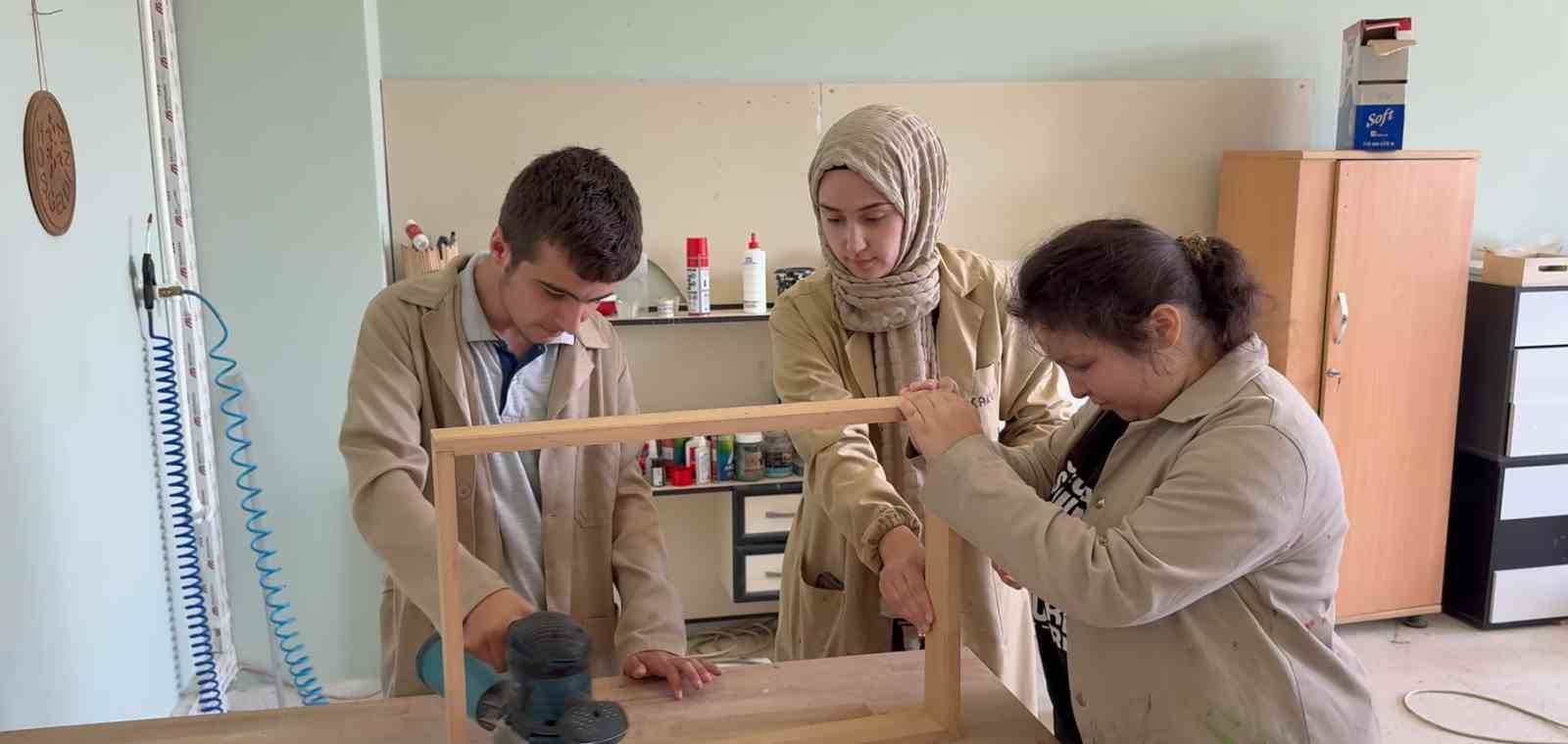 Özel öğrenciler bu atölyede hem zanaat öğreniyor hem gelir elde ediyor 7 ozel ogrenciler bu atolyede hem zanaat ogreniyor hem gelir elde ediyor 3