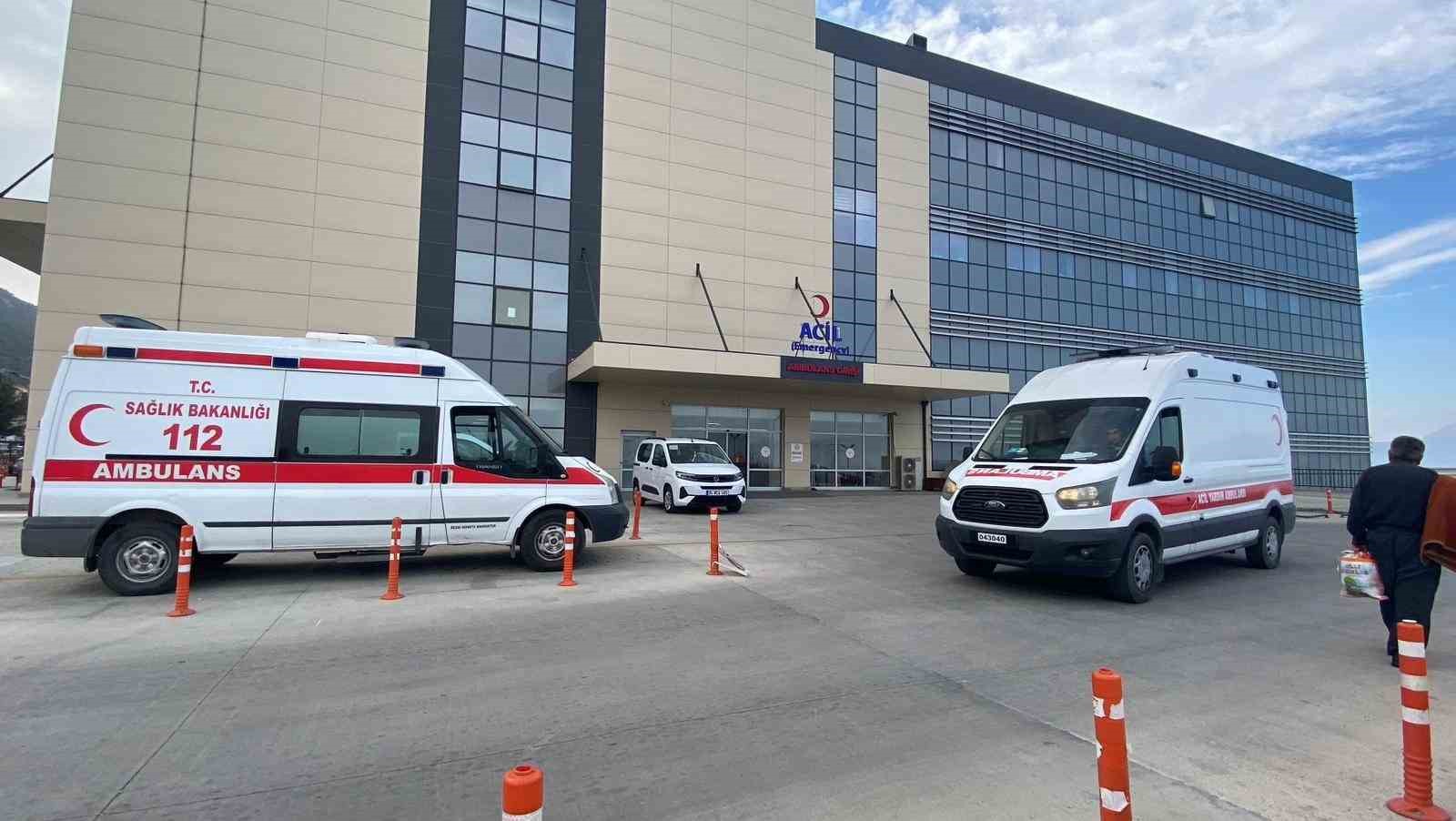 ozel okulda ogle yemegi sonrasi 33 ogrenci ve 1 ogretmen hastanelik oldu 1 4bQJU7MD