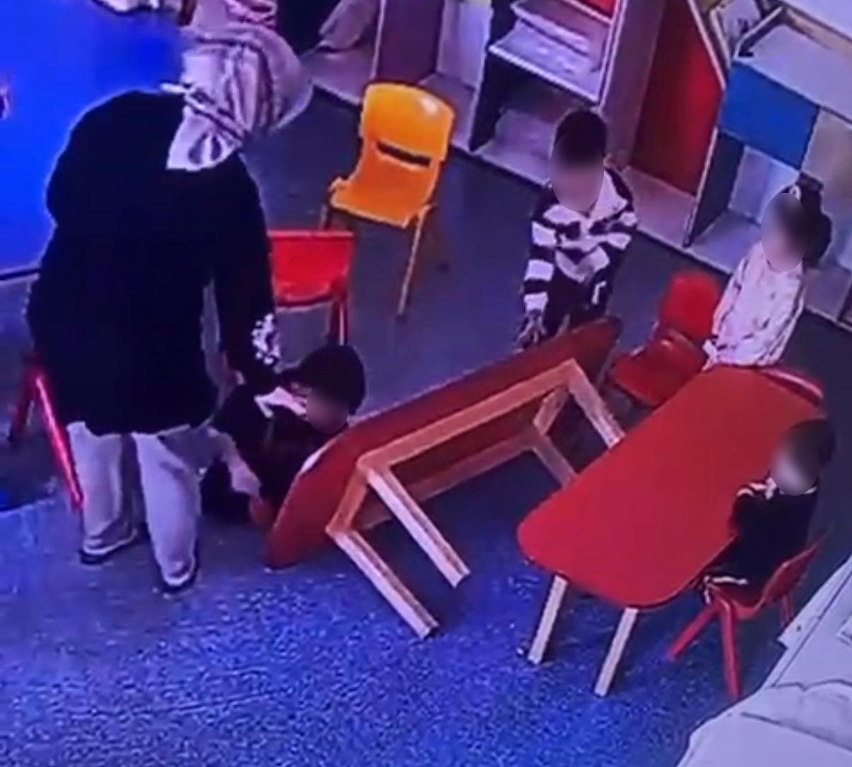 ozel okulda skandal goruntu kameraya yansidi cocugun parmaklari bu hale geldi 0 9cvA3DYJ