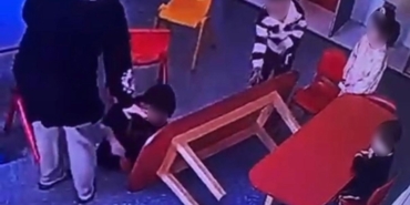 ozel-okulda-skandal-goruntu-kameraya-yansidi-cocugun-parmaklari-bu-hale-geldi-VSdX9J6a.jpg